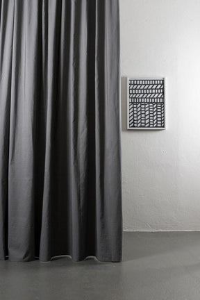 Baumwoll & Leinenvorhang Azura in Grau präsentiert im Onlineshop von KAQTU Design AG. Vorhang ist von ZigZagZurich