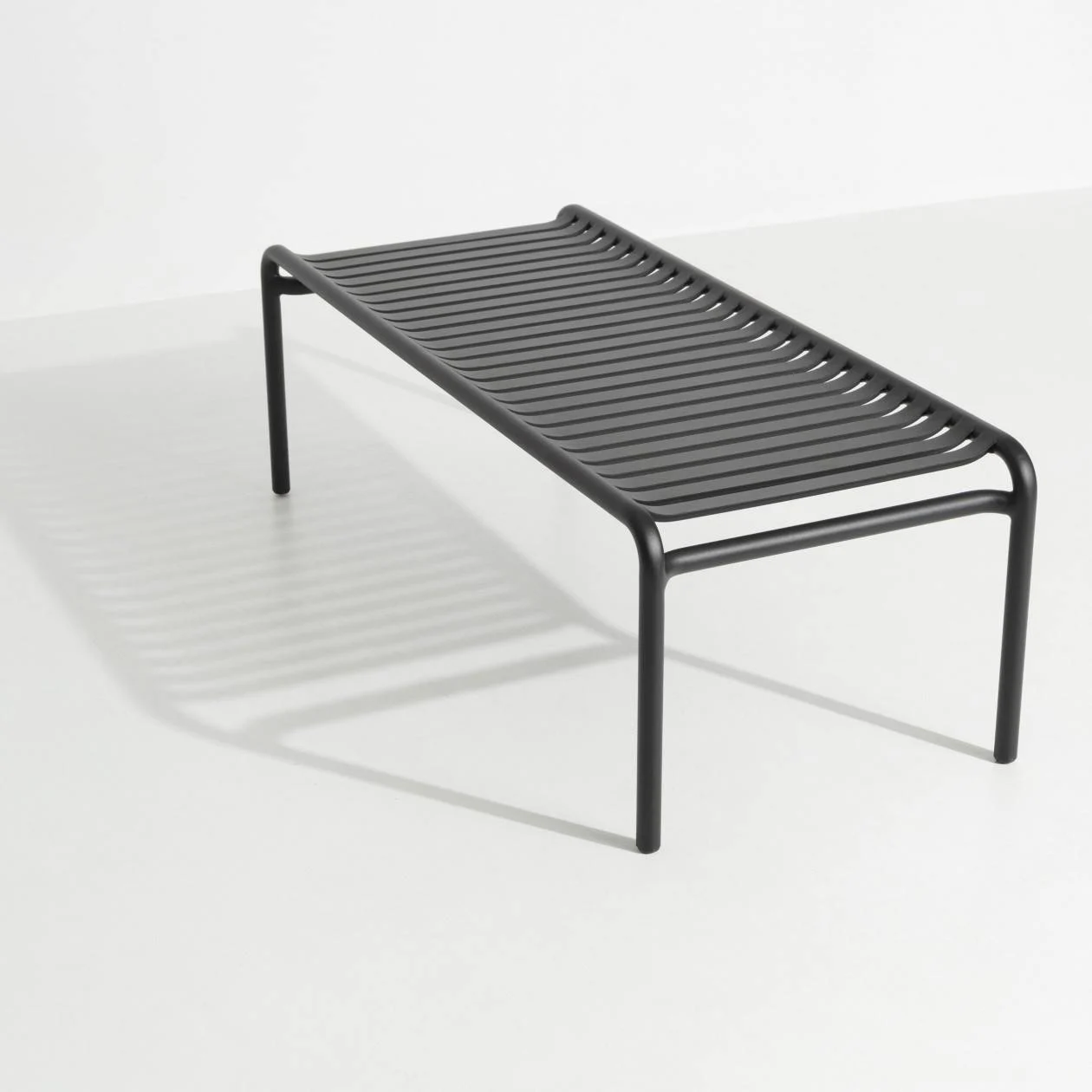 Week-End Coffee Table large in Black präsentiert im Onlineshop von KAQTU Design AG. Beistelltisch Outdoor ist von Petite Friture