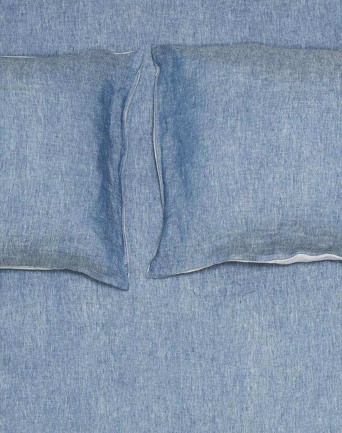 Two Tone Bettwäsche Stonewashed in Blau präsentiert im Onlineshop von KAQTU Design AG. Duvetbezug ist von ZigZagZurich