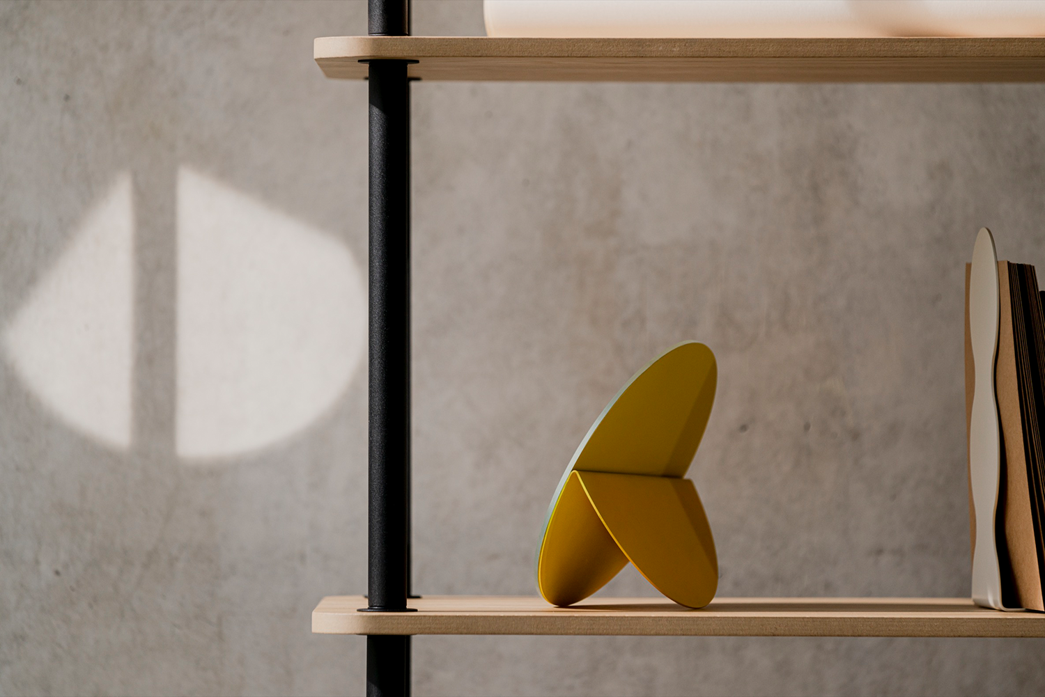 Tako Tischspiegel in Mellow Yellow präsentiert im Onlineshop von KAQTU Design AG. Tischspiegel ist von Noo.ma