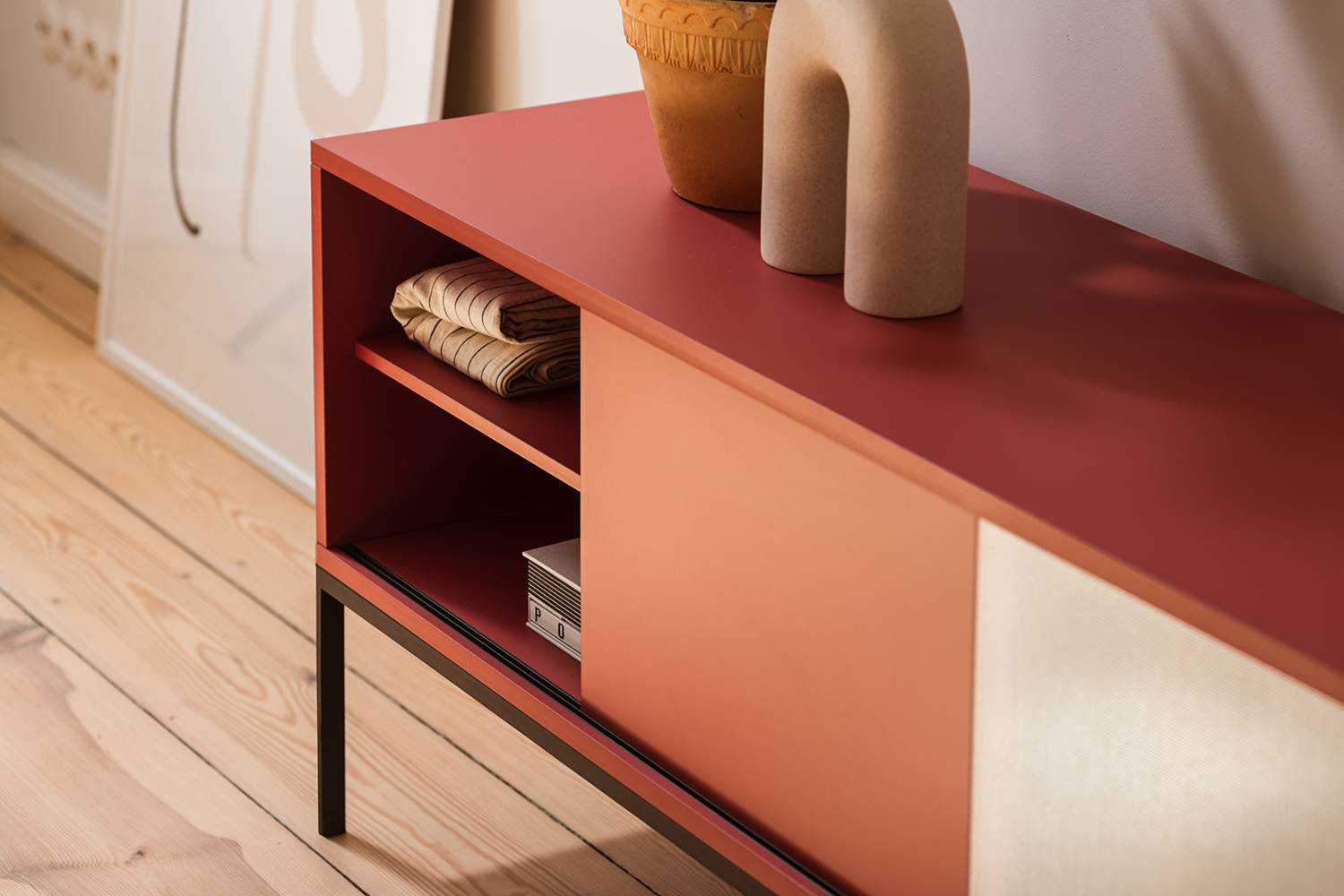 Met Sideoard in Terracotta Blush präsentiert im Onlineshop von KAQTU Design AG. Sideboard ist von Noo.ma