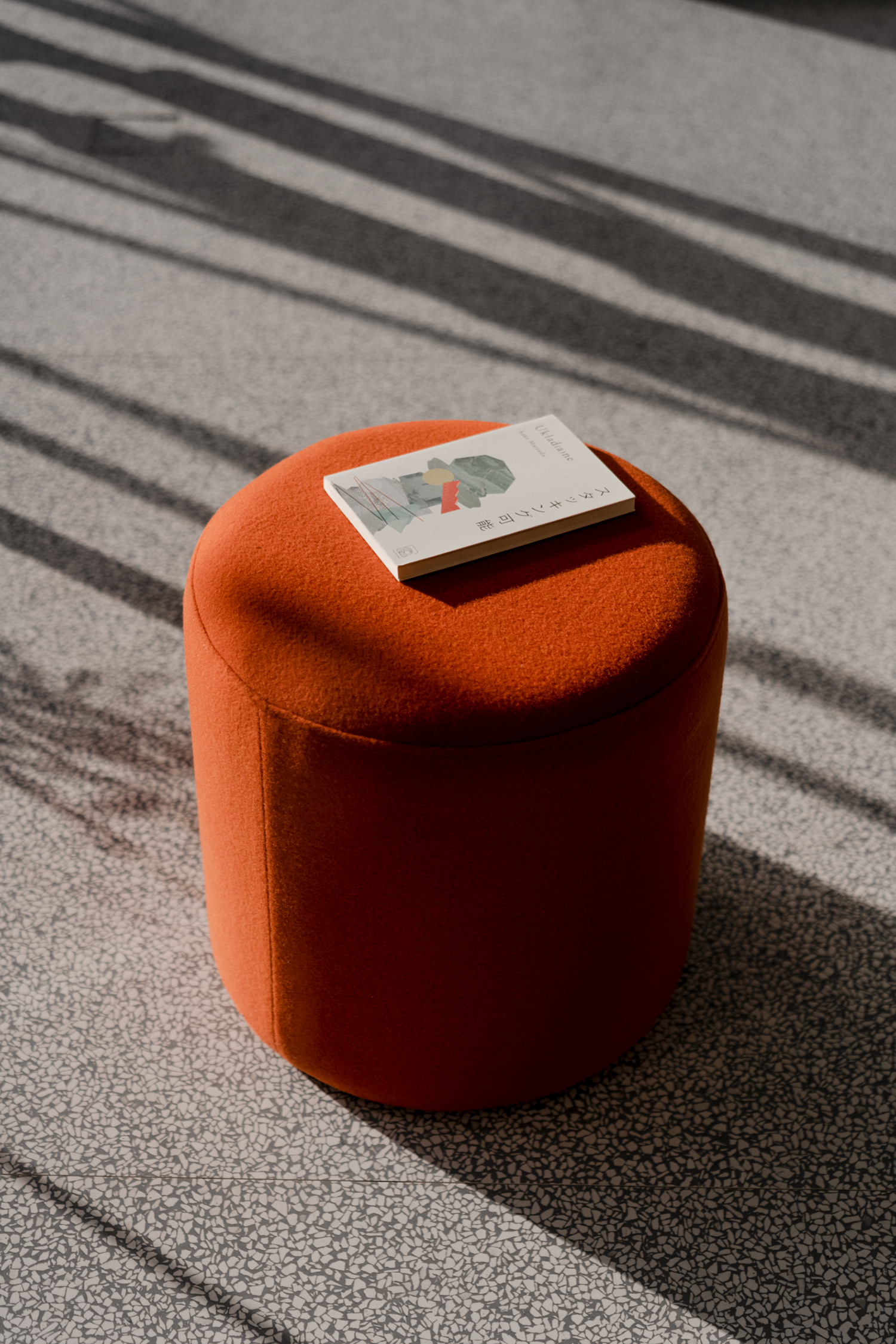 Folk Pouf in Terracotta präsentiert im Onlineshop von KAQTU Design AG. Pouf ist von Noo.ma