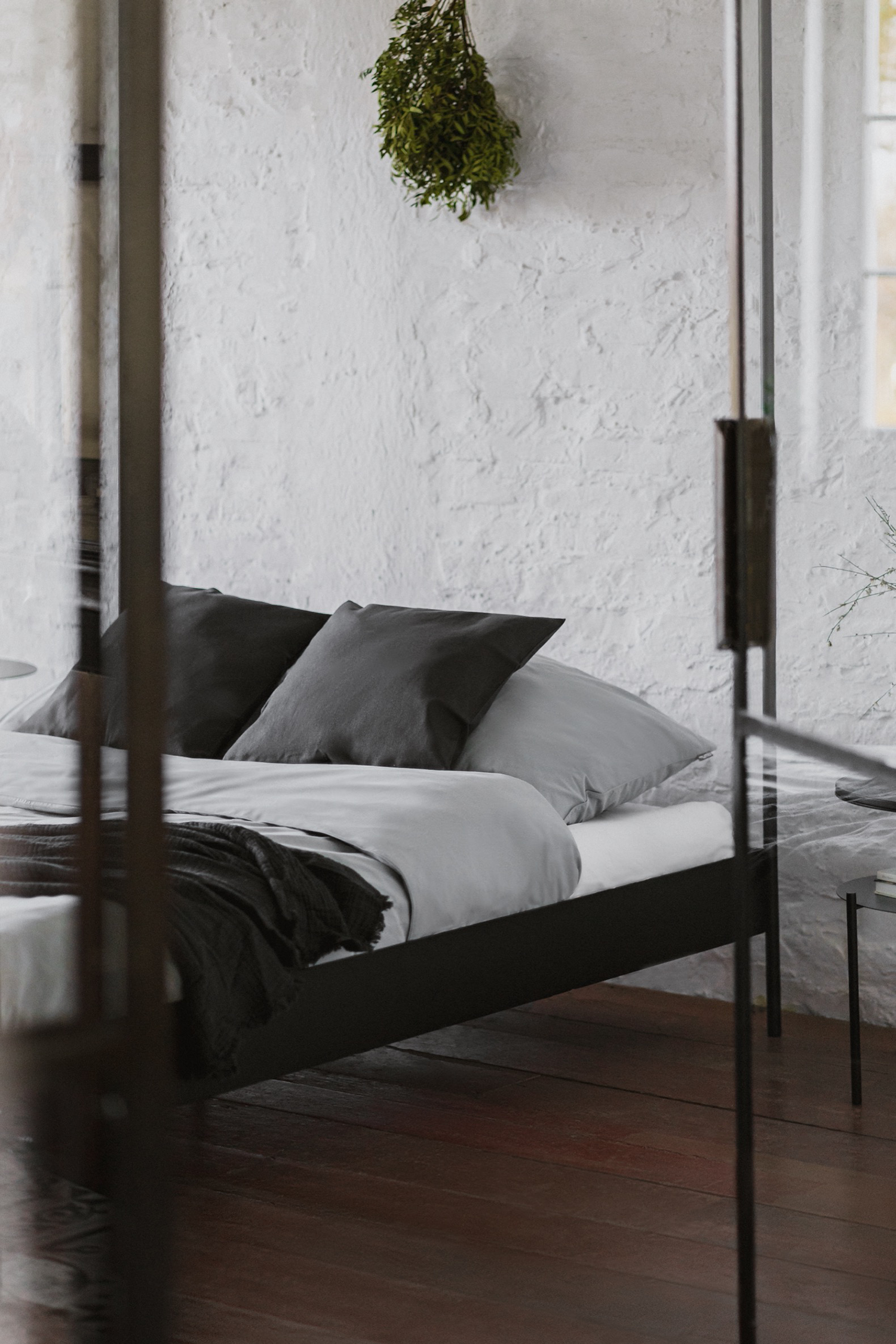 Eton Bett in Schwarz präsentiert im Onlineshop von KAQTU Design AG. Bett ist von Noo.ma