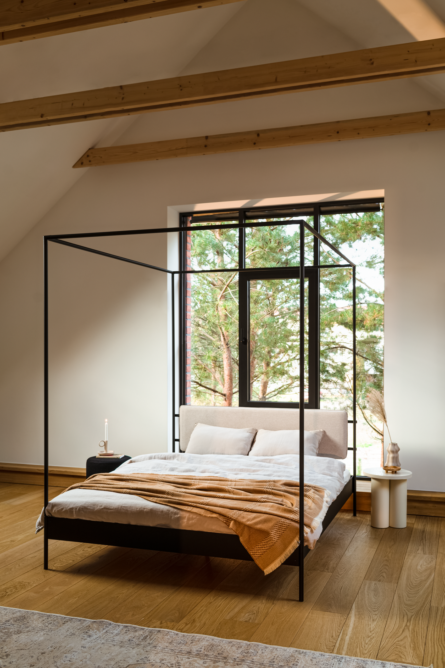 Eton Bett mit Kopfteil in Schwarz / Sand Beige präsentiert im Onlineshop von KAQTU Design AG. Bett ist von Noo.ma