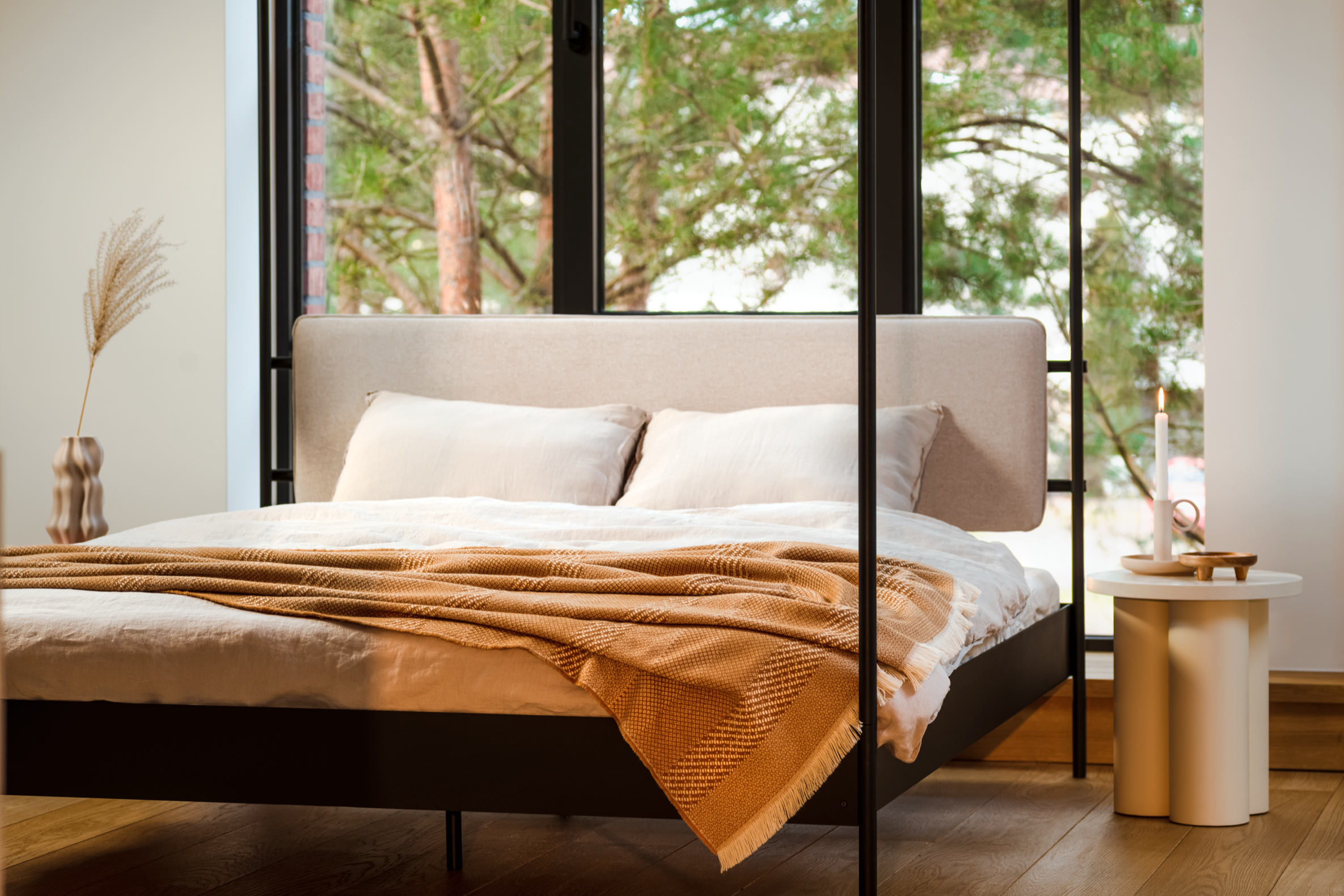 Eton Bett mit Kopfteil und Lattenrost in Schwarz / Sand Beige präsentiert im Onlineshop von KAQTU Design AG. Bett ist von Noo.ma
