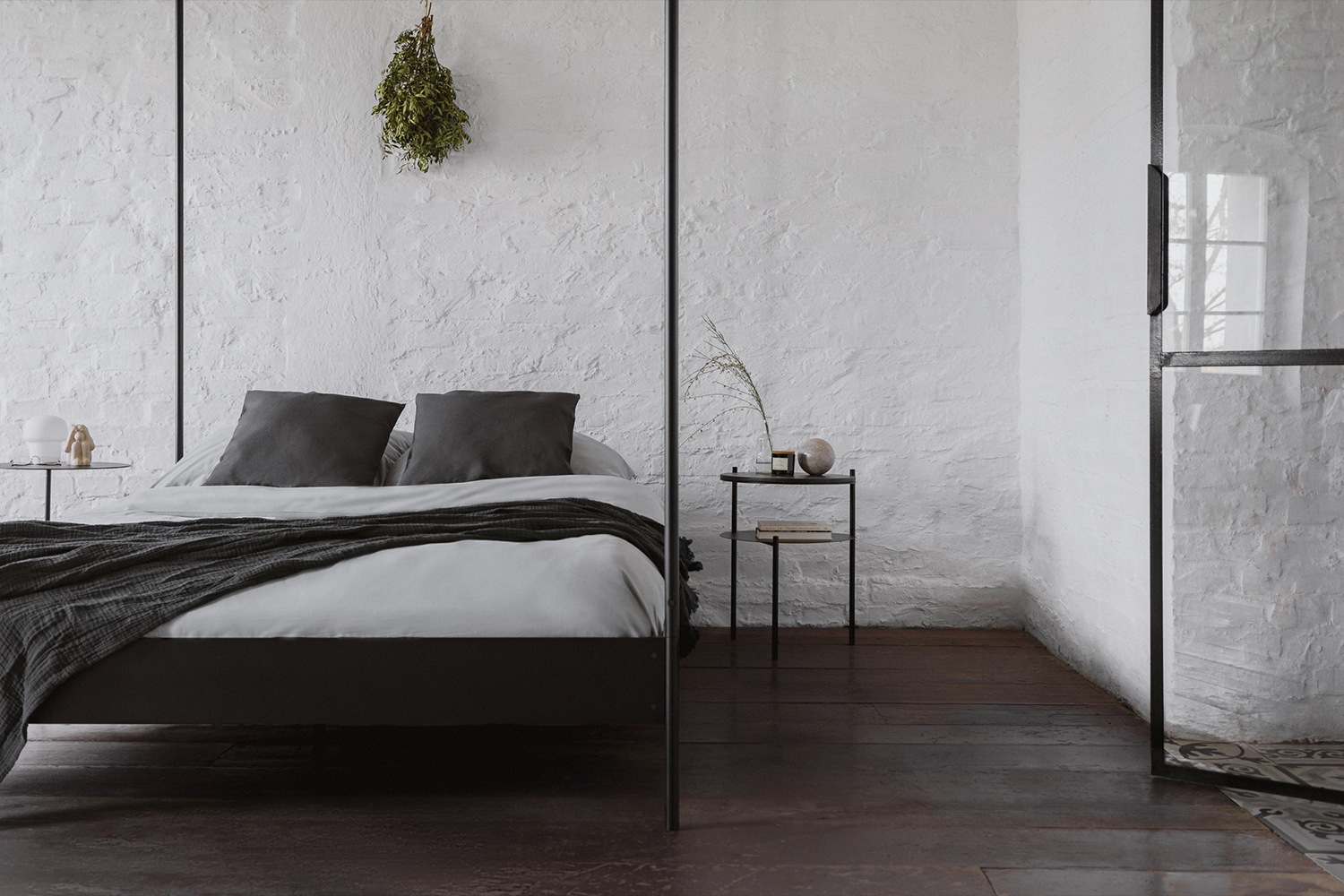 Eton Bett mit Lattenrost in Schwarz präsentiert im Onlineshop von KAQTU Design AG. Bett ist von Noo.ma