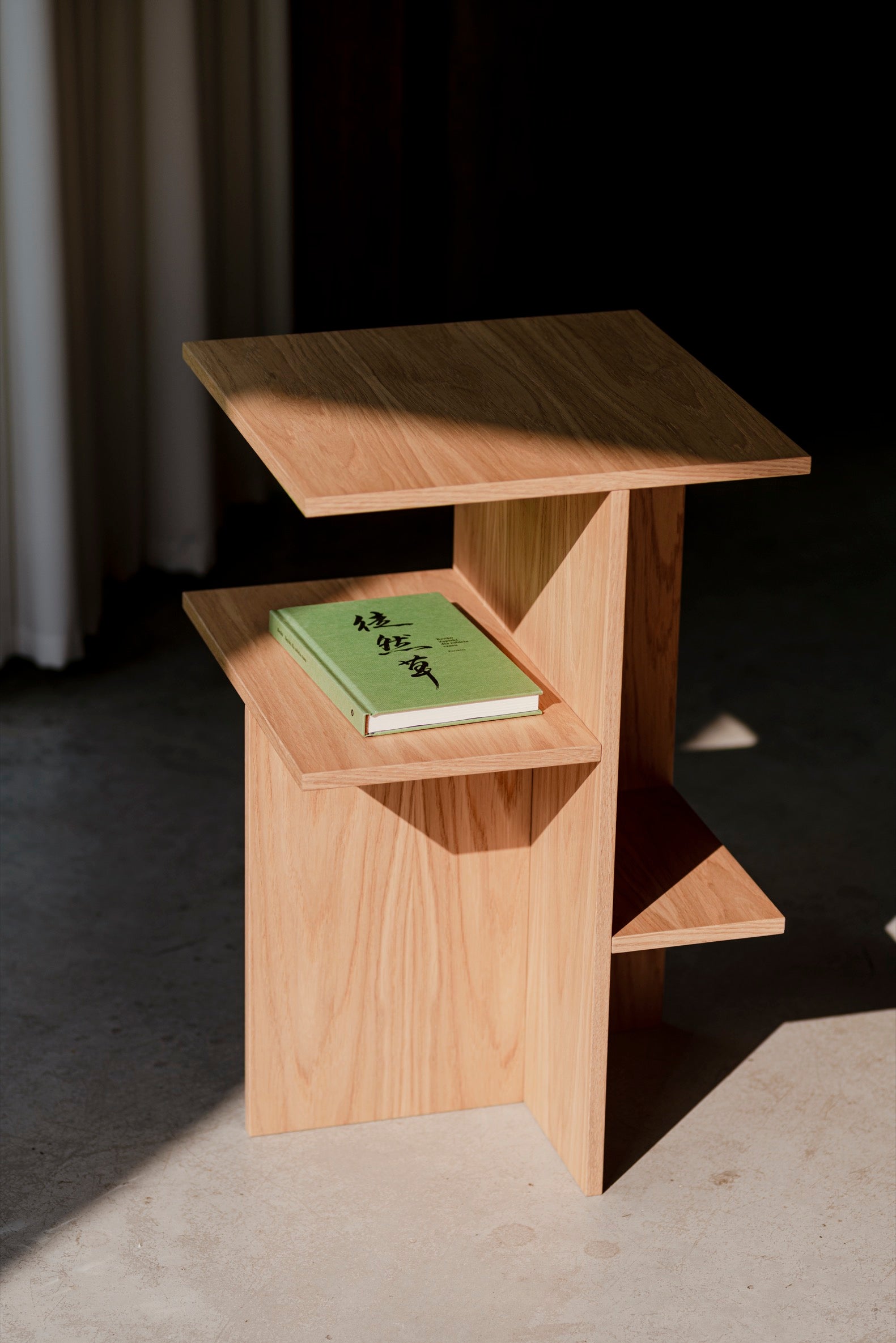 Atik Nachttisch in Natur präsentiert im Onlineshop von KAQTU Design AG. Beistelltisch ist von Noo.ma