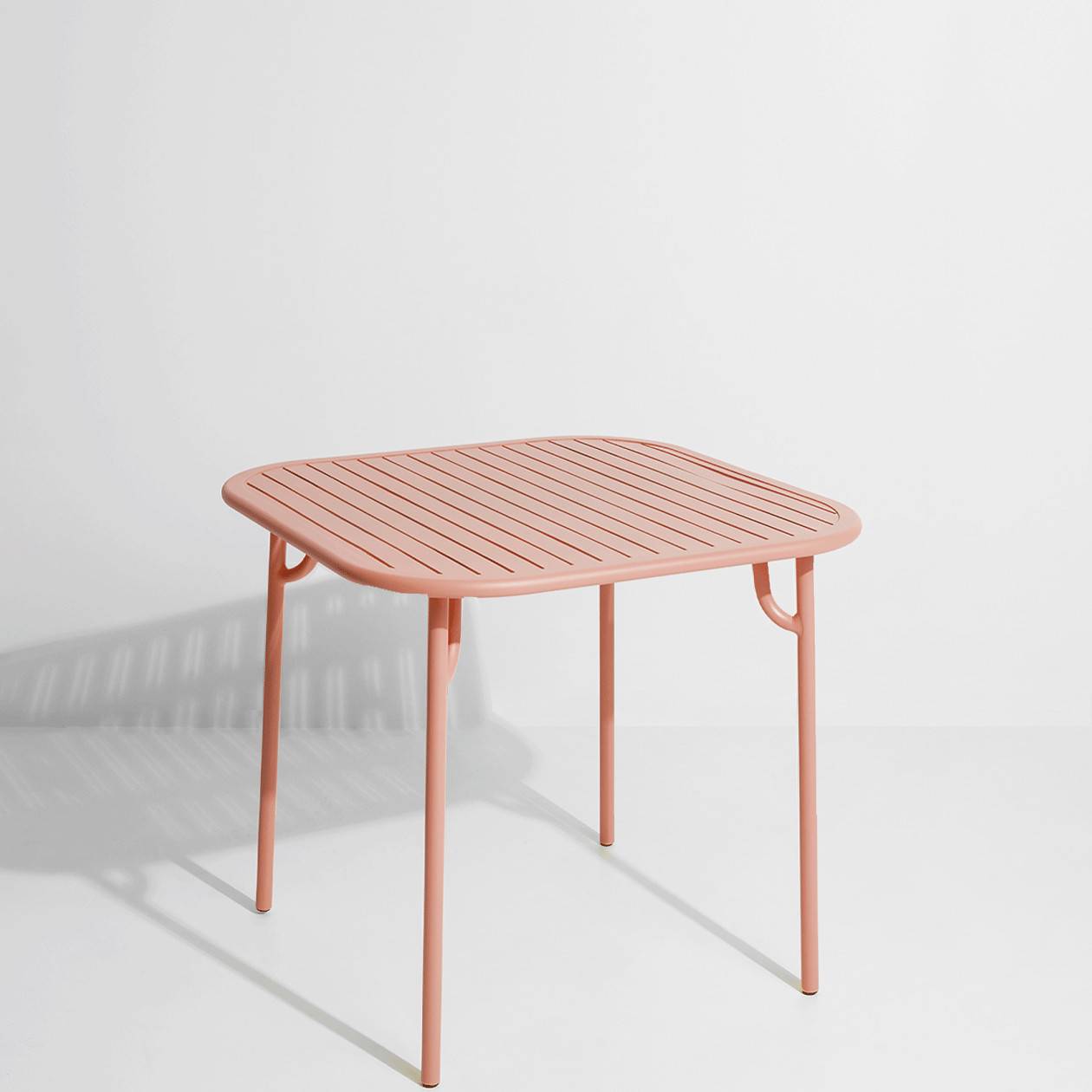 Week-End Tisch Small in Blush präsentiert im Onlineshop von KAQTU Design AG. Gartentisch ist von Petite Friture
