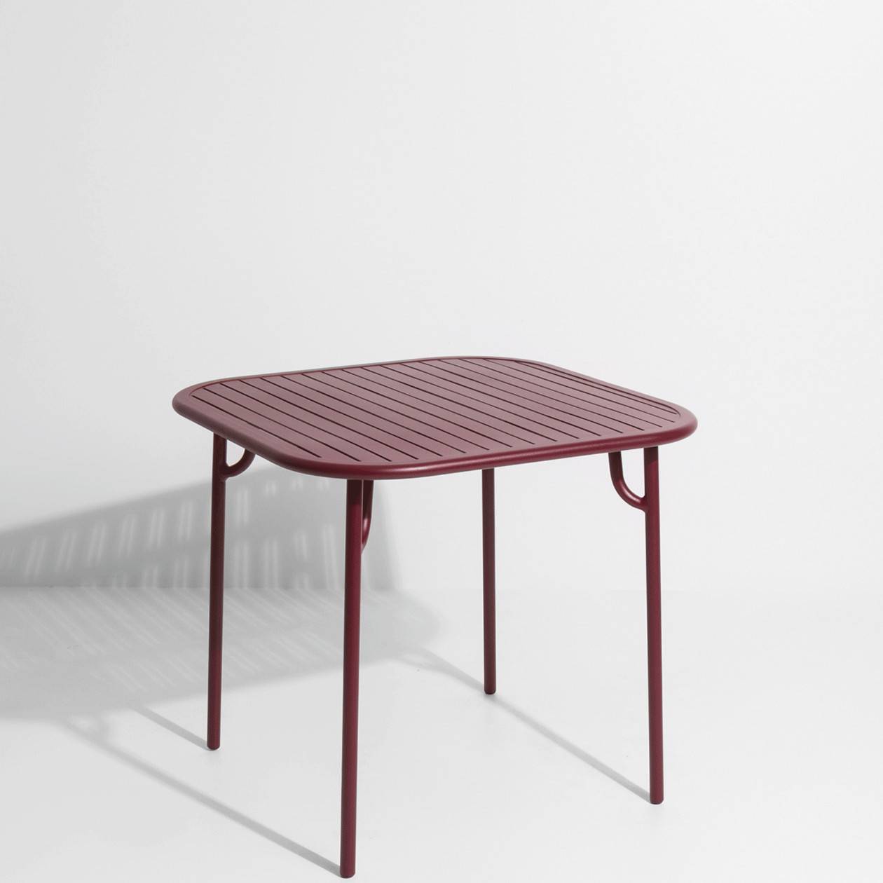 Week-End Tisch Small in Burgundy präsentiert im Onlineshop von KAQTU Design AG. Gartentisch ist von Petite Friture