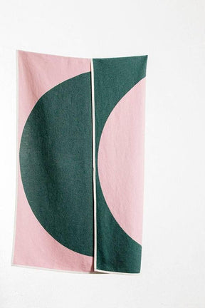 Baumwolldecke Fuji in Dunkelgrün / Rosa präsentiert im Onlineshop von KAQTU Design AG. Wolldecke ist von ZigZagZurich