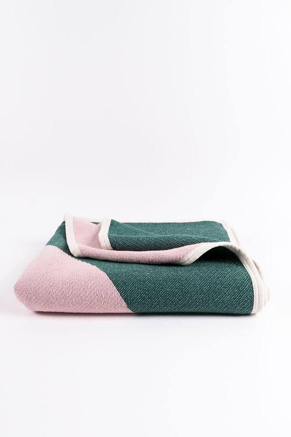 Baumwolldecke Fuji in Dunkelgrün / Rosa präsentiert im Onlineshop von KAQTU Design AG. Wolldecke ist von ZigZagZurich