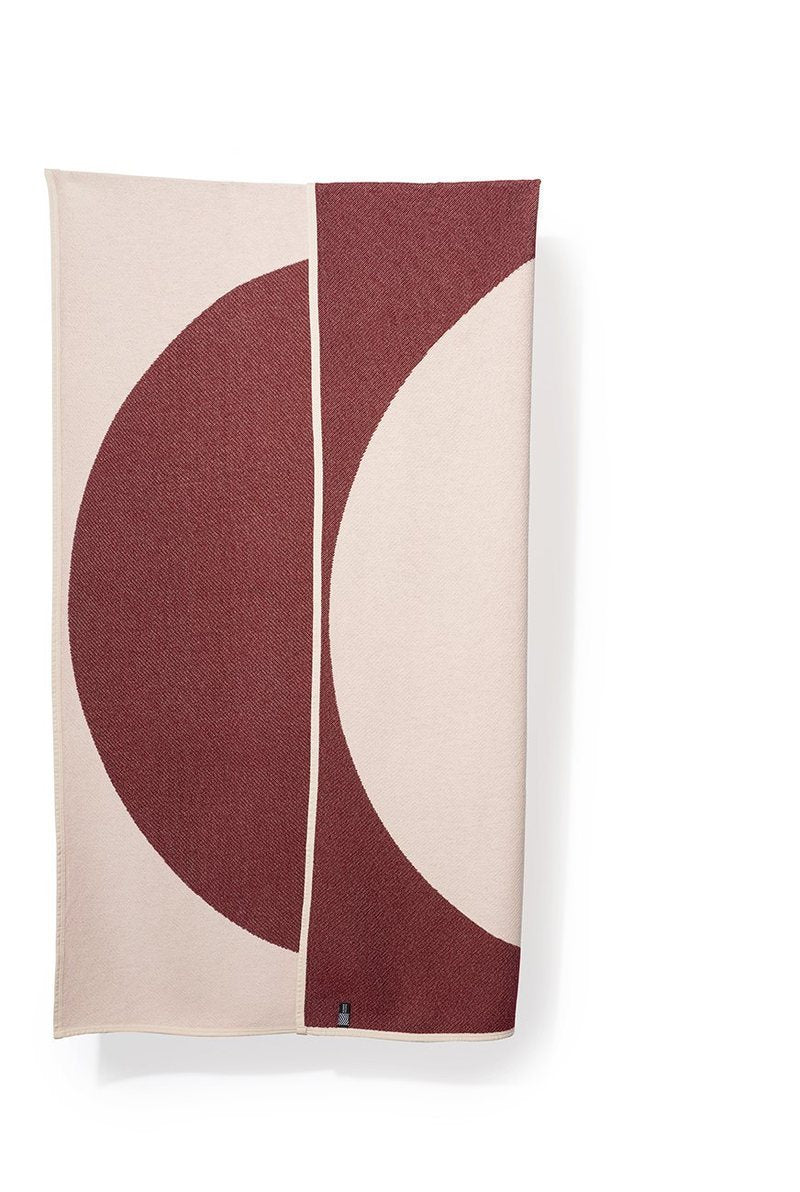 Decke Osaka in Rot / Rosa präsentiert im Onlineshop von KAQTU Design AG. Wolldecke ist von ZigZagZurich