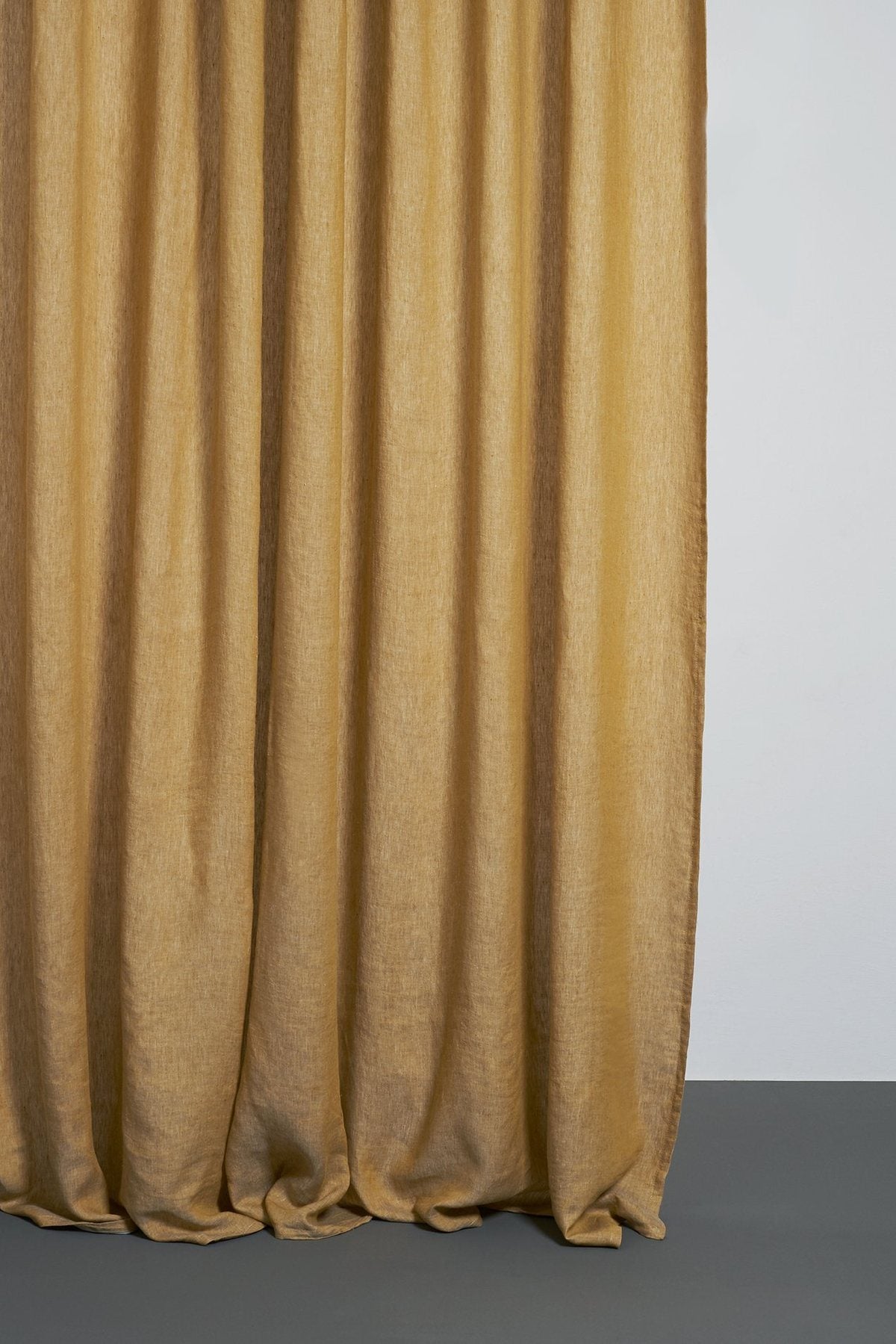 Two Tone Vorhang Stonewashed in Gold präsentiert im Onlineshop von KAQTU Design AG. Vorhang ist von ZigZagZurich