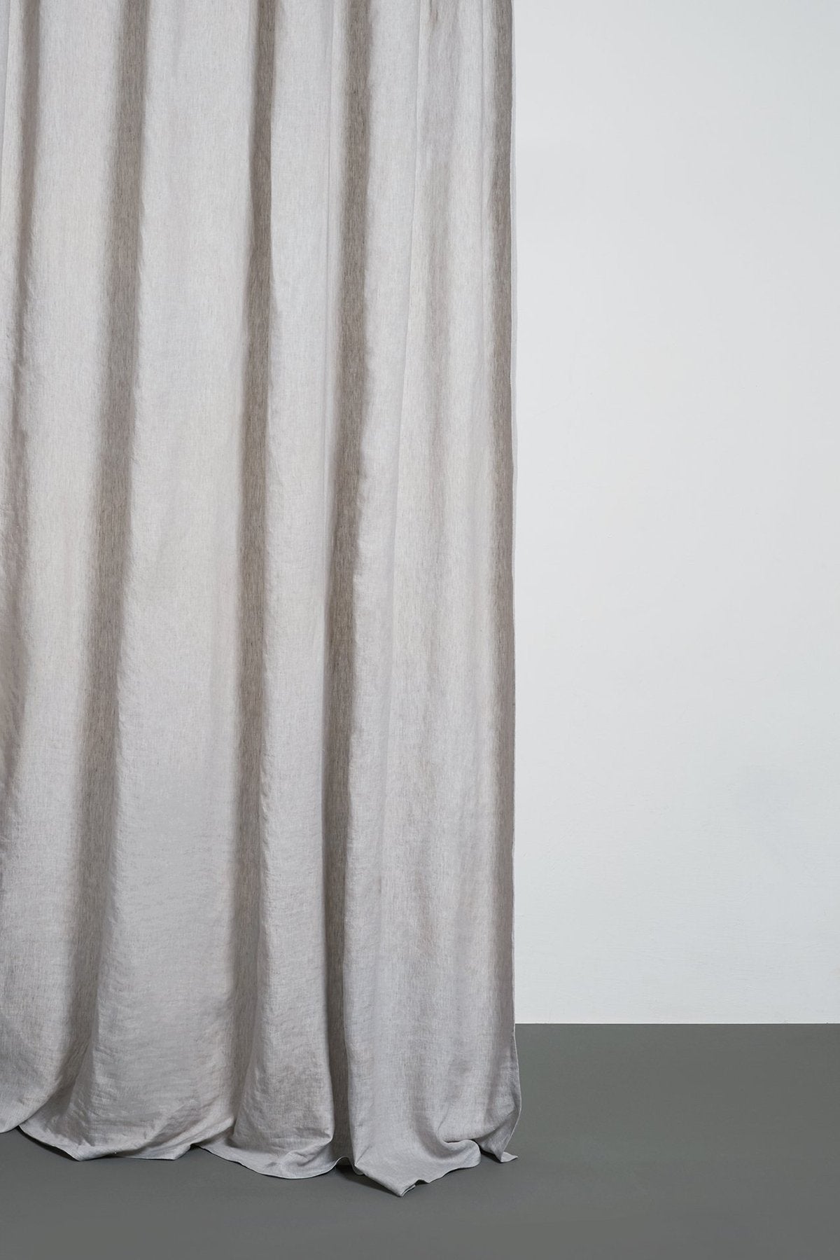 Two Tone Vorhang Stonewashed in Hellgrau präsentiert im Onlineshop von KAQTU Design AG. Vorhang ist von ZigZagZurich