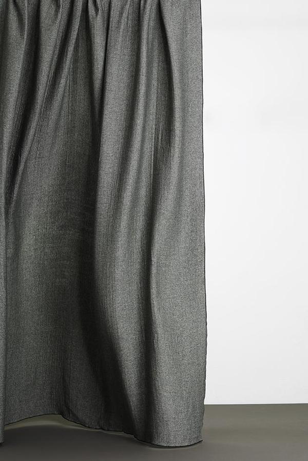 Mona Baumwollvorhang in Grün / Dunkelgrün präsentiert im Onlineshop von KAQTU Design AG. Vorhang ist von ZigZagZurich